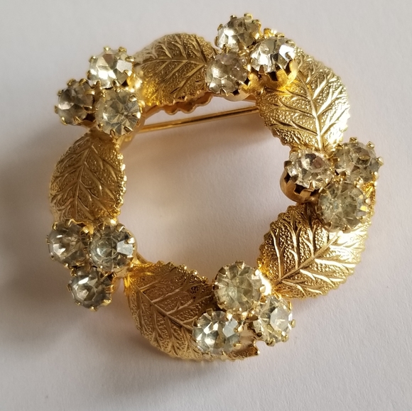Vintage Jewelry - Vintage brooch leaves and clear rhinestones broach pin gold tone circle